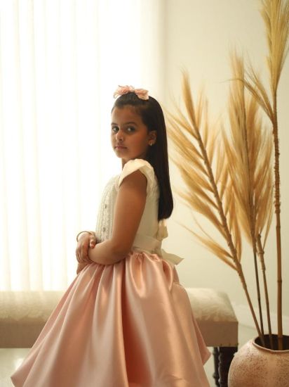 صورة فستان سهرة أنيق مزين بالؤلؤ على الصدر ونفاش لحمي